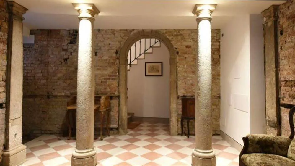 Le Due Corone Bed & Breakfast Venice 2*,