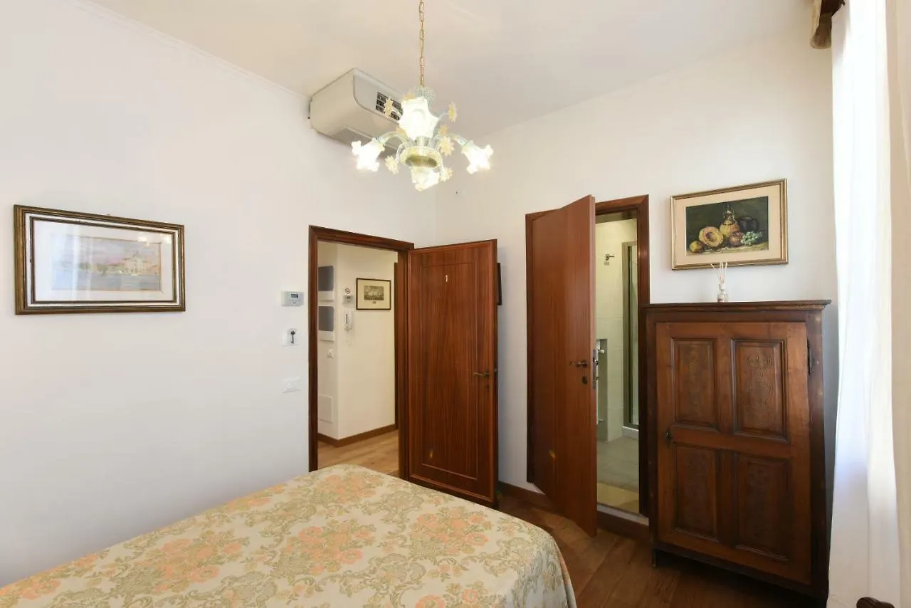 Le Due Corone Bed & Breakfast Venice 2*,